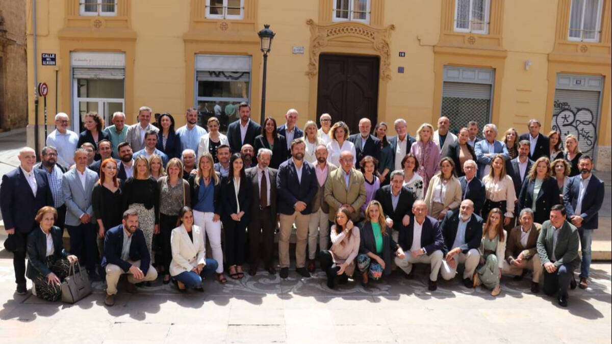 Los miembros de las candidaturas de Vox a Las Cortes y al Ayuntamiento de Valencia en el acto de presentación.