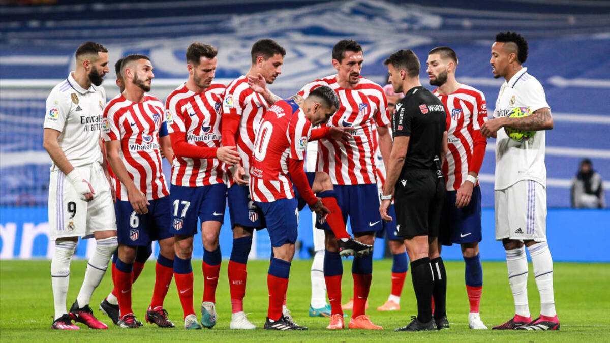 Jugadores del Atlético y Real Madrid protestan a Gil Manzano.