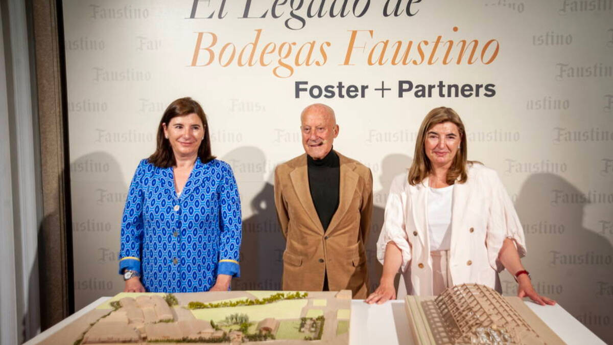 Carmen Martínez Zabala, presidenta del grupo, el arquitecto Norman Foster y Lourdes M. Zabala, consejera delegada.