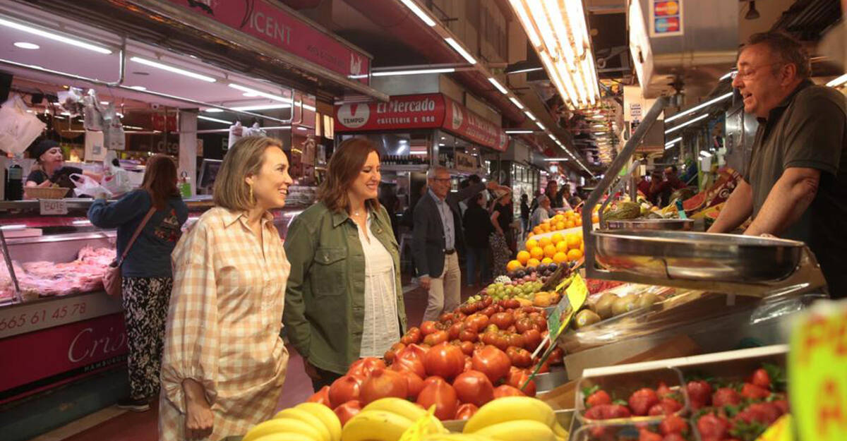 María José Catalá y Cuca Gamarra en el Mercado del Cabanyal