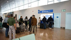  Detenido un miembro del equipo de Irene Montero en el aeropuerto de Santiago de Compostela