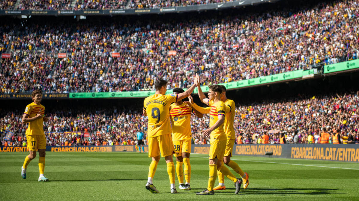 Los jugadores del Barcelona celebran el gol de Ferran ante el Atlético.