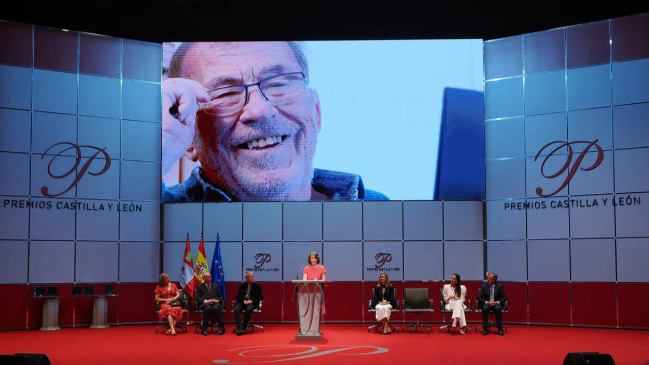 Imagen de la ceremonia de entrega de los Premios Castilla y León 2022; la hija de Sánchez Dragó lee el discurso que dejó escrito su padre