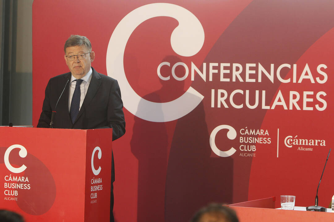 Ximo Puig, president de la Generalitat, durante su discurso en el ciclo de Conferencias Circulares del Cámara Business Club, el foro de encuentro empresarial impulsado por la Cámara de Alicante - GVA