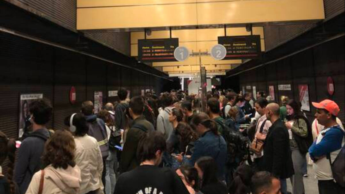 Cientos de personas esperan al próximo metro en Ángel Guimerá.