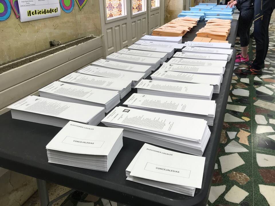 Imagen archivo de una mesa con papeletas en un colegio electoral - EUROPA PRESS