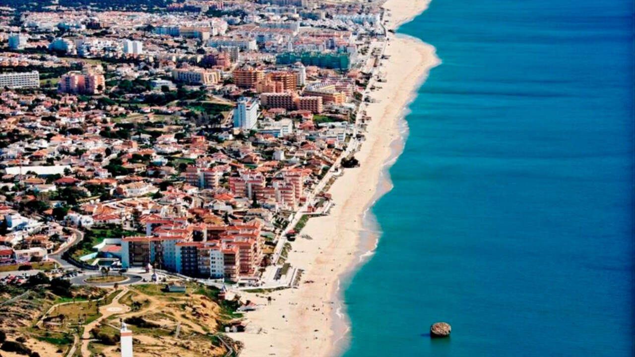 Playa y urbanización de Matalascañas en Almonte,  Huelva.