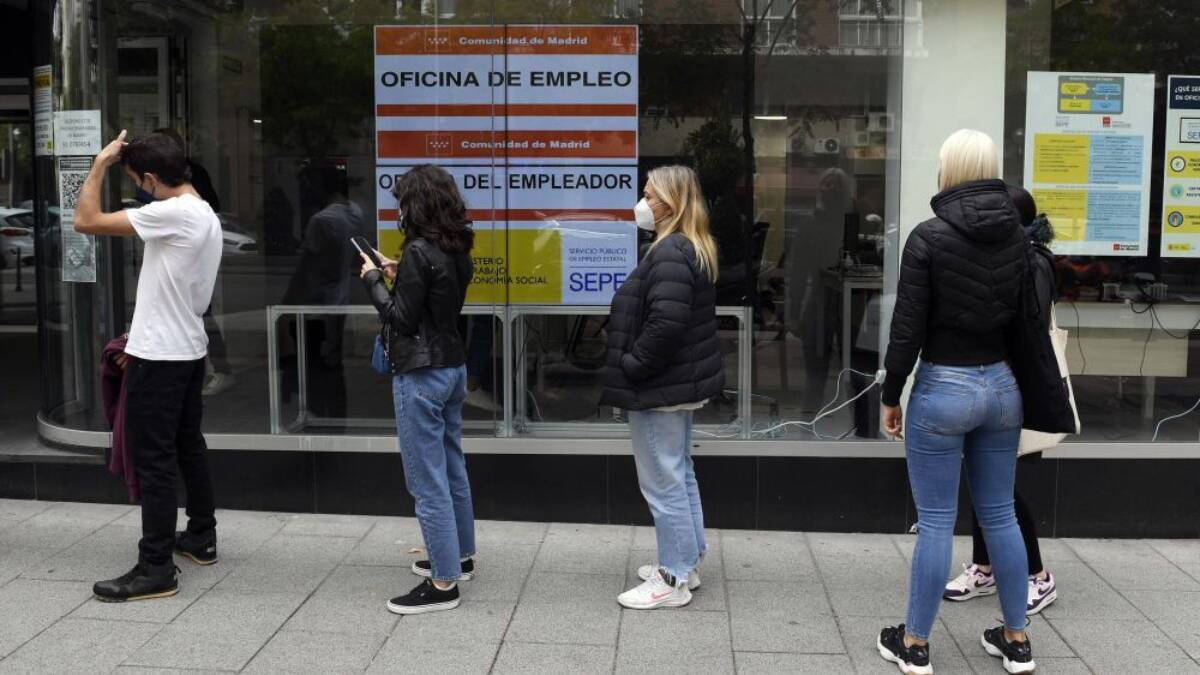 Personas esperan en la entrada de una de las oficinas del SEPE en Madrid.