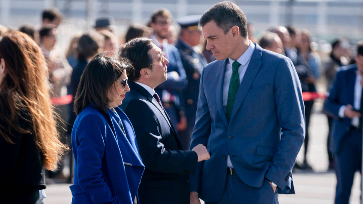La ministra de Defensa, Margarita Robles; el ministro de Asuntos Exteriores, José Manuel Albares y el presidente del Gobierno, Pedro Sánchez.