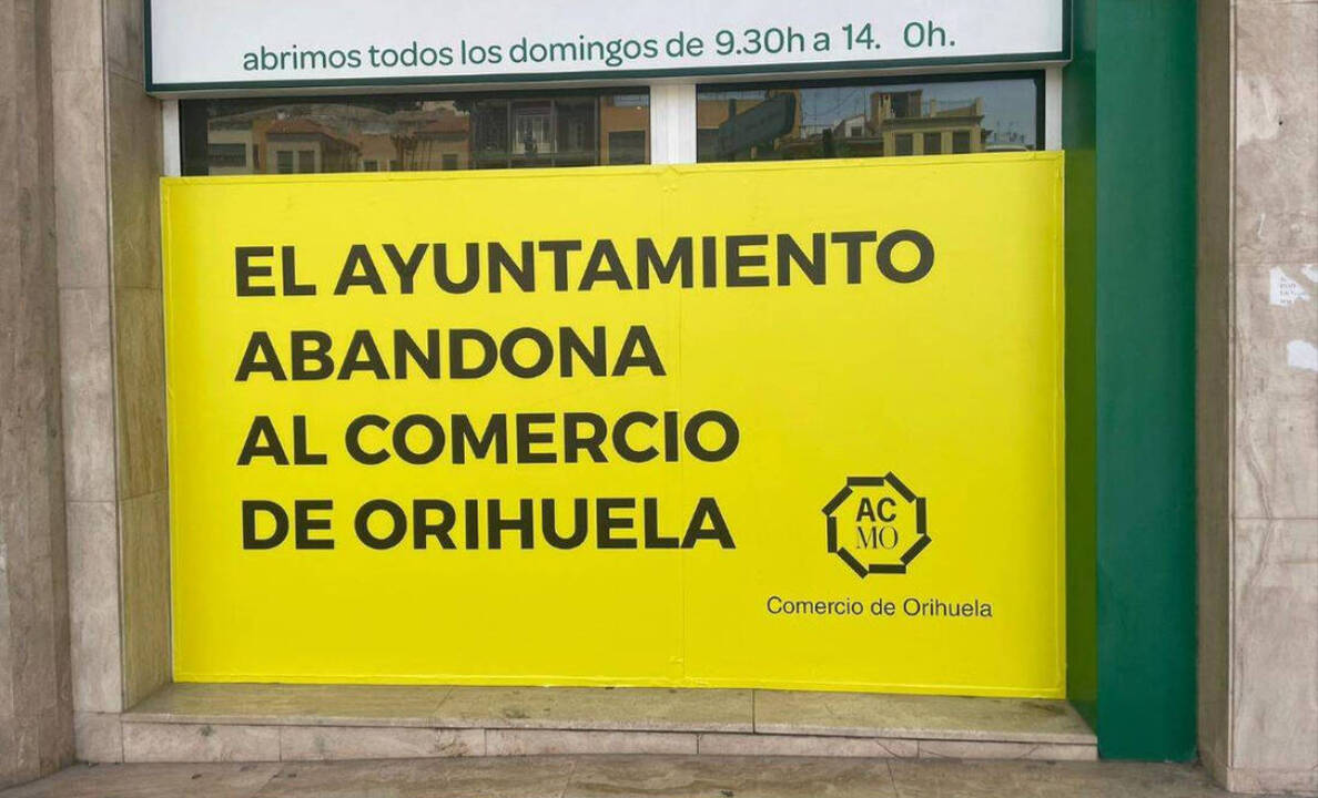 Cartel de protesta colocado en uno de los comercios de la localidad de Orihuela.