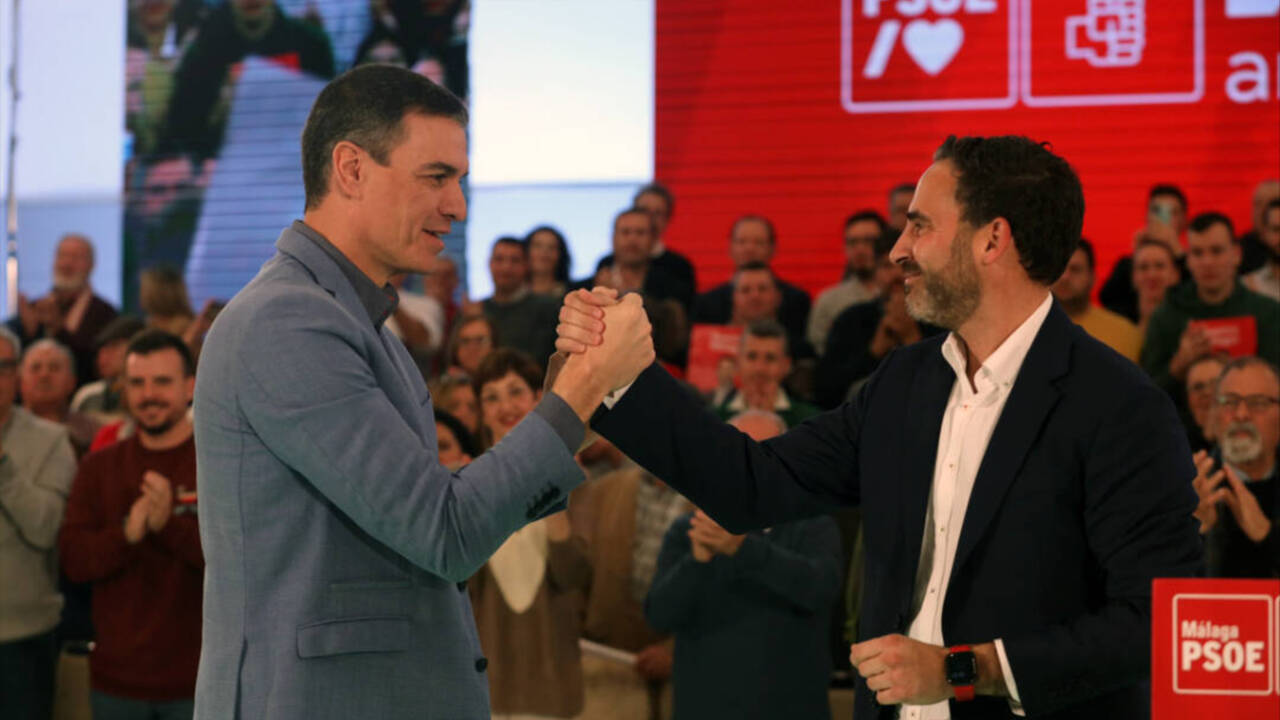 El presidente del Gobierno de España y secretario general del PSOE, Pedro Sánchez, y el candidato del PSOE a la alcaldía de Málaga, Daniel Pérez, en un mitin en febrero.