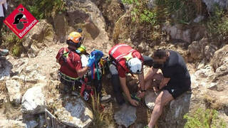 Dos heridos en la montaña en Xalò y Calpe, rescatados por los bomberos