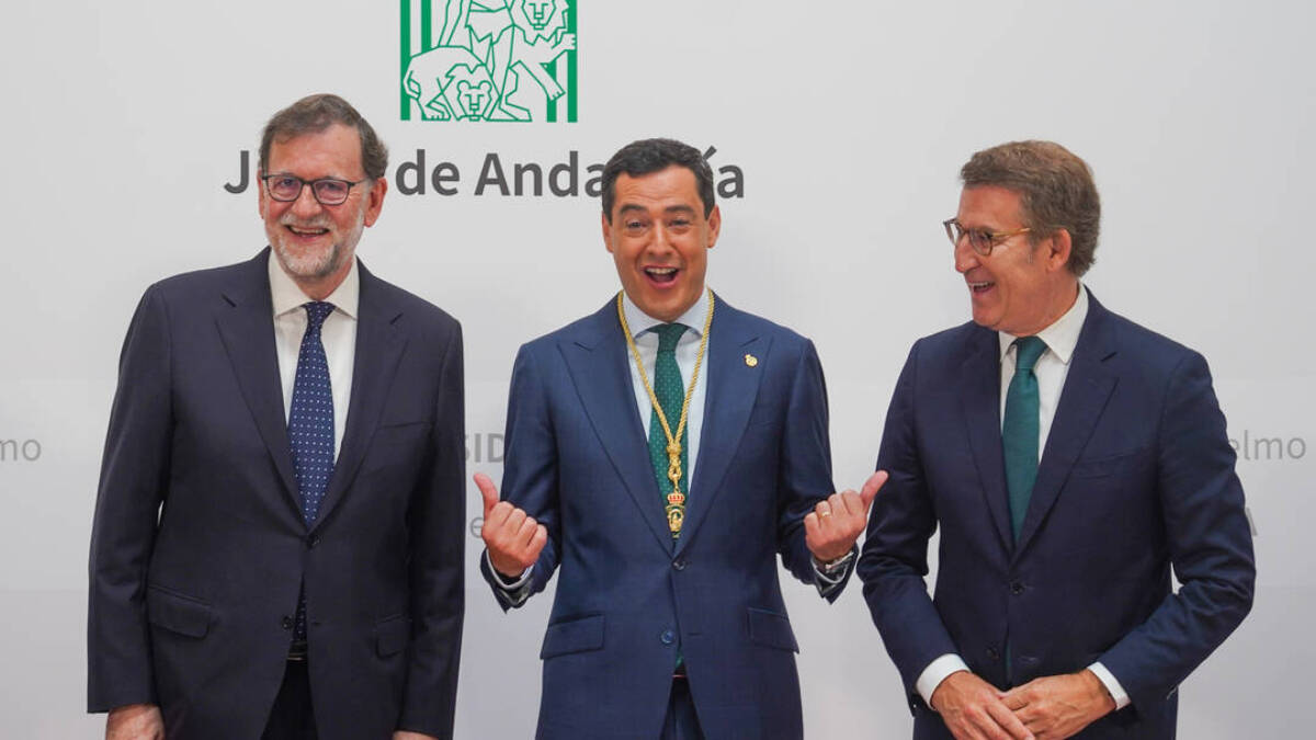 El presidente del PP, Alberto Núñez Feijóo y el expresidente del gobierno, Mariano Rajoy con el presidente de la Junta de Andalucía Juanma Moreno.