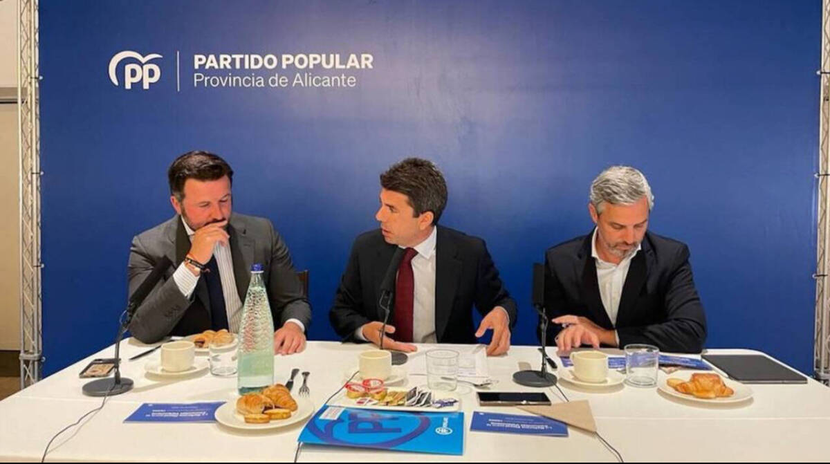 Carlos Mazón, Juan Bravo y Pablo Ruz participan en un desayuno con representantes empresariales de Elche donde han puesto en valor la política fiscal del PPCV. Fuente externa / PPCV