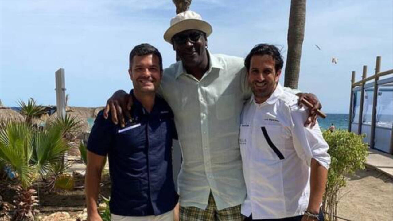 El exjugador Michael Jordan posa en una foto con el equipo del restaurante La Milla de Marbella.