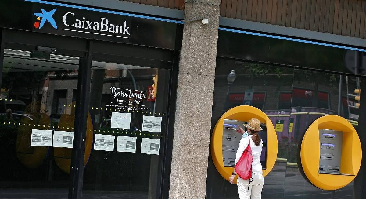 CaixaBank llega a un acuerdo con Correos para facilitar la entrega de efectivo a domicilio  