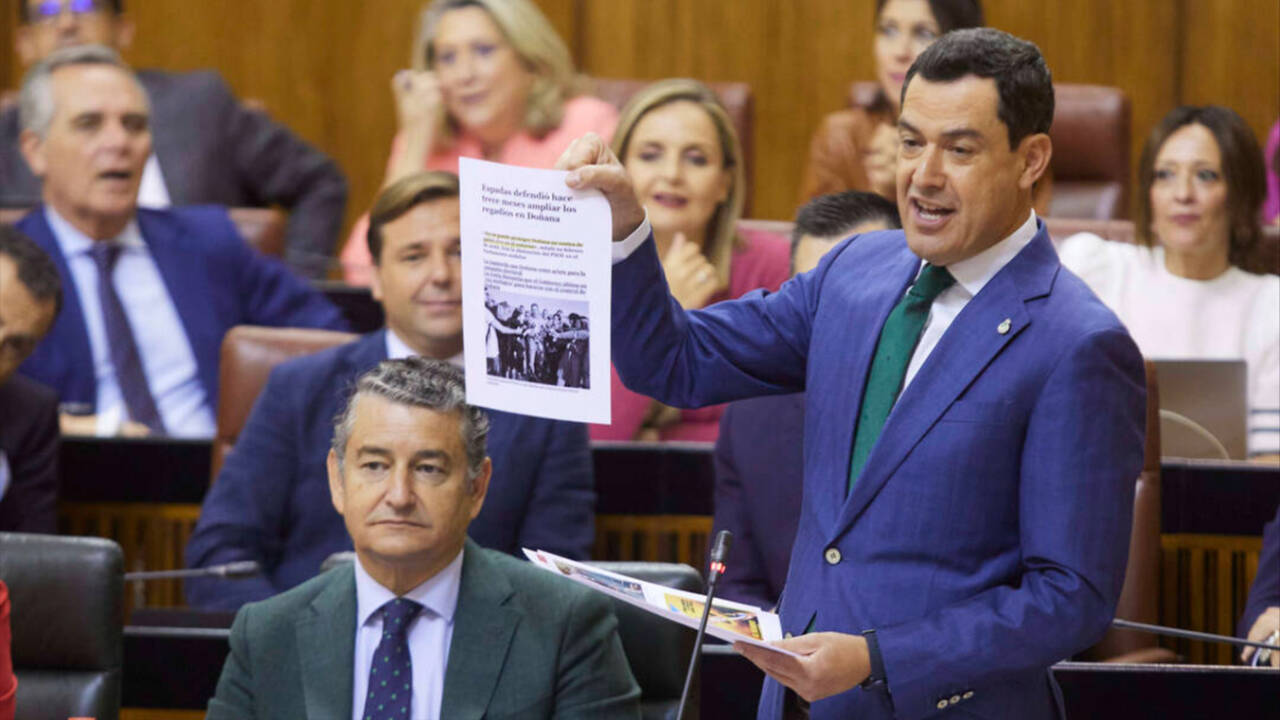 El presidente de la Junta y líder del PP-A, Juanma Moreno, durante la sesión de control en el Parlamento andaluz.