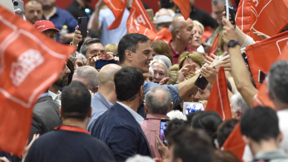 El presidente del Gobierno de España y secretario general del PSOE, Pedro Sánchez, saluda a simpatizantes socialistas a su llegada a un acto de precampaña.
