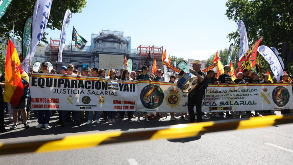 Un grupo de manifestantes con pancartas de 'Equiparación YA', a 6 de mayo de 2023, en Madrid (España).