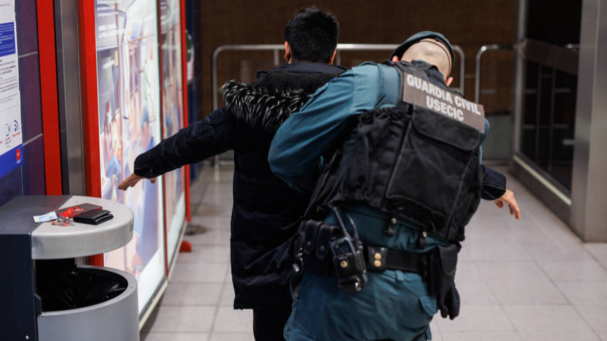 Dos agentes de la Guardia Civil en un control para prevenir la violencia.