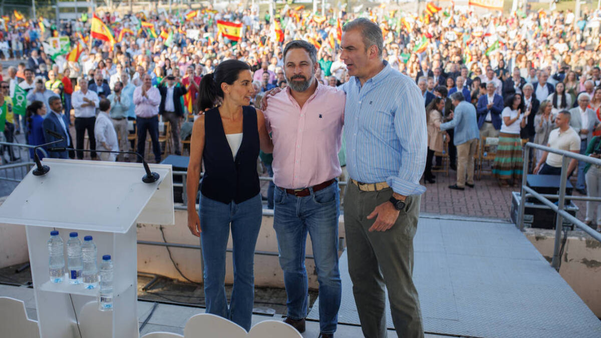 La candidata de VOX a la Presidencia de la Comunidad de Madrid, Rocío Monasterio, el líder de VOX, Santiago Abascal, y el candidato de Vox a la Alcaldía de Madrid, Javier Ortega Smith.