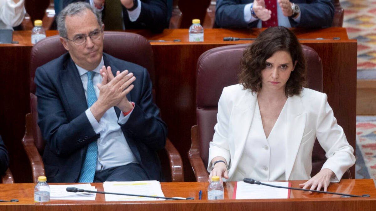 La presidenta de la Comunidad de Madrid, Isabel Díaz Ayuso, y el vicepresidente, Enrique Ossorio, durante un pleno en la Asamblea.