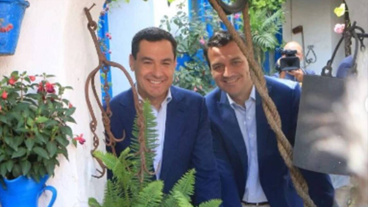 El presidente del PP-A, Juanma Moreno, en una visita a los patios con José María Bellido, alcalde de Córdoba y candidato del PP este 28M.