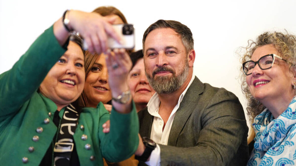Santiago Abascal se hace un selfi con seguidores