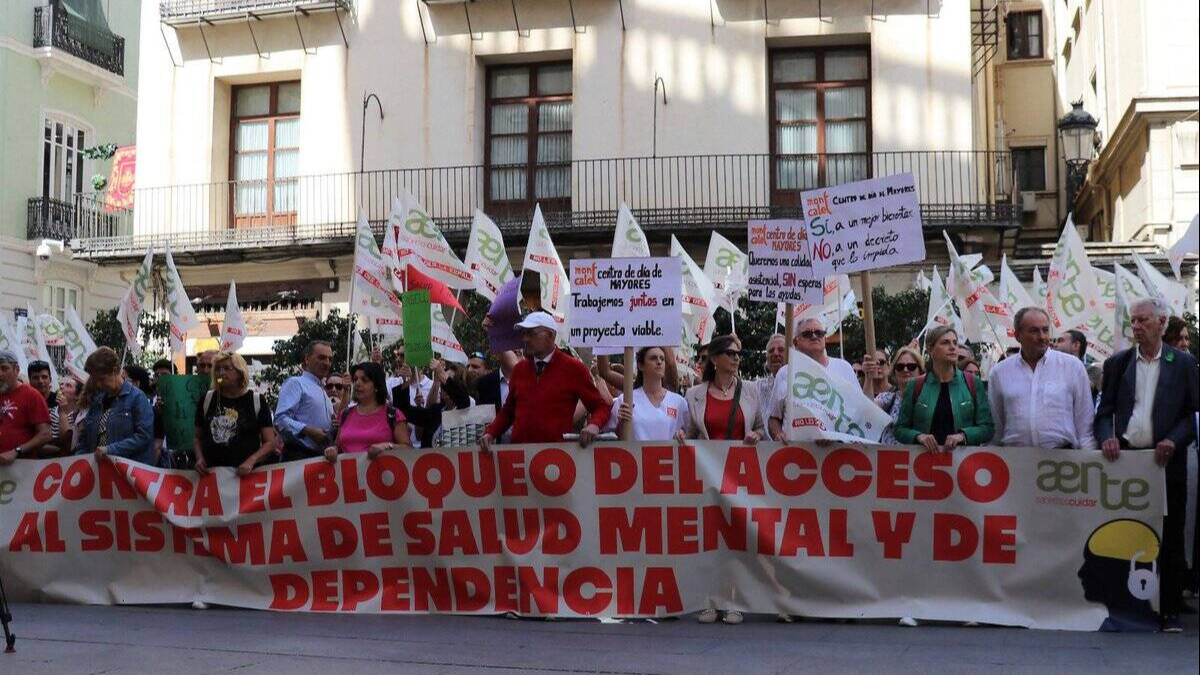 Concentración por el "bloqueo" del sistema de dependencia ante el Palau de la Generalitat.