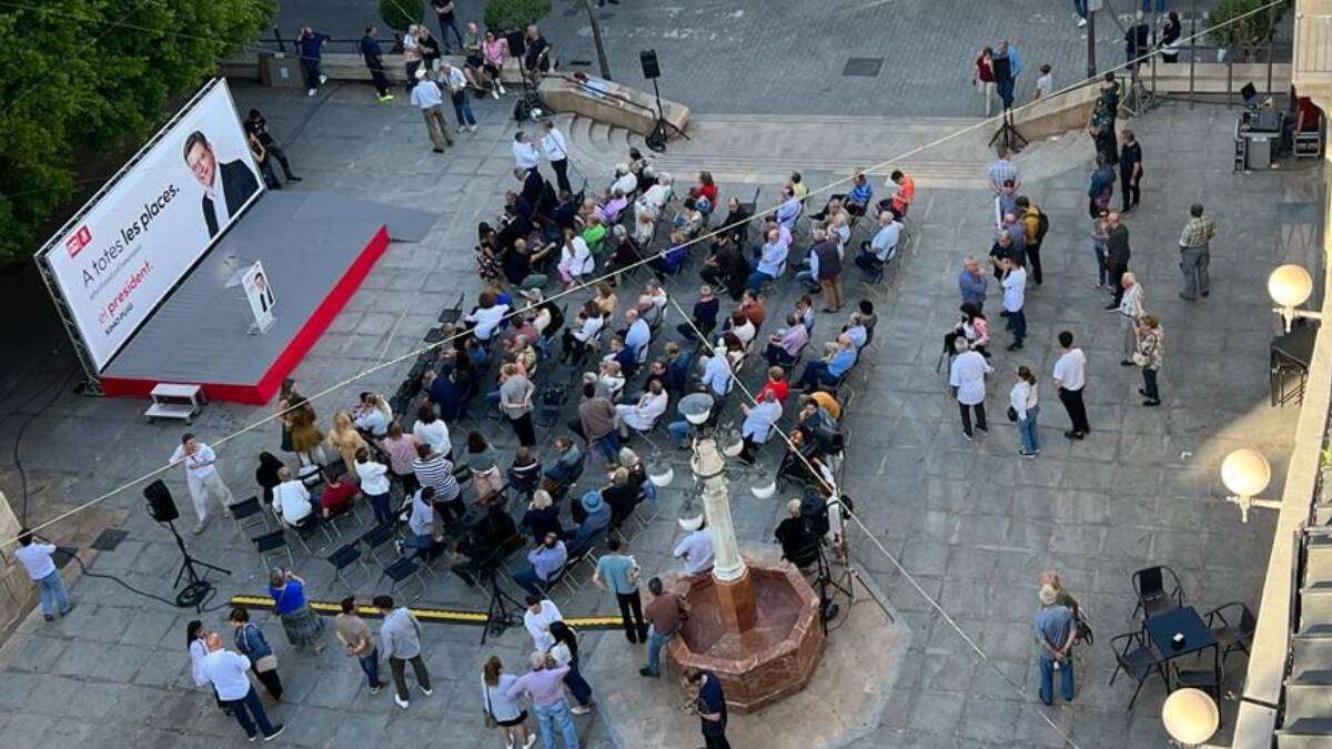 La plaza de España de Sant Vicent del Raspeig minutos antes de las 19:00h, hora de inicio del acto de Ximo Puig en la localidad. 