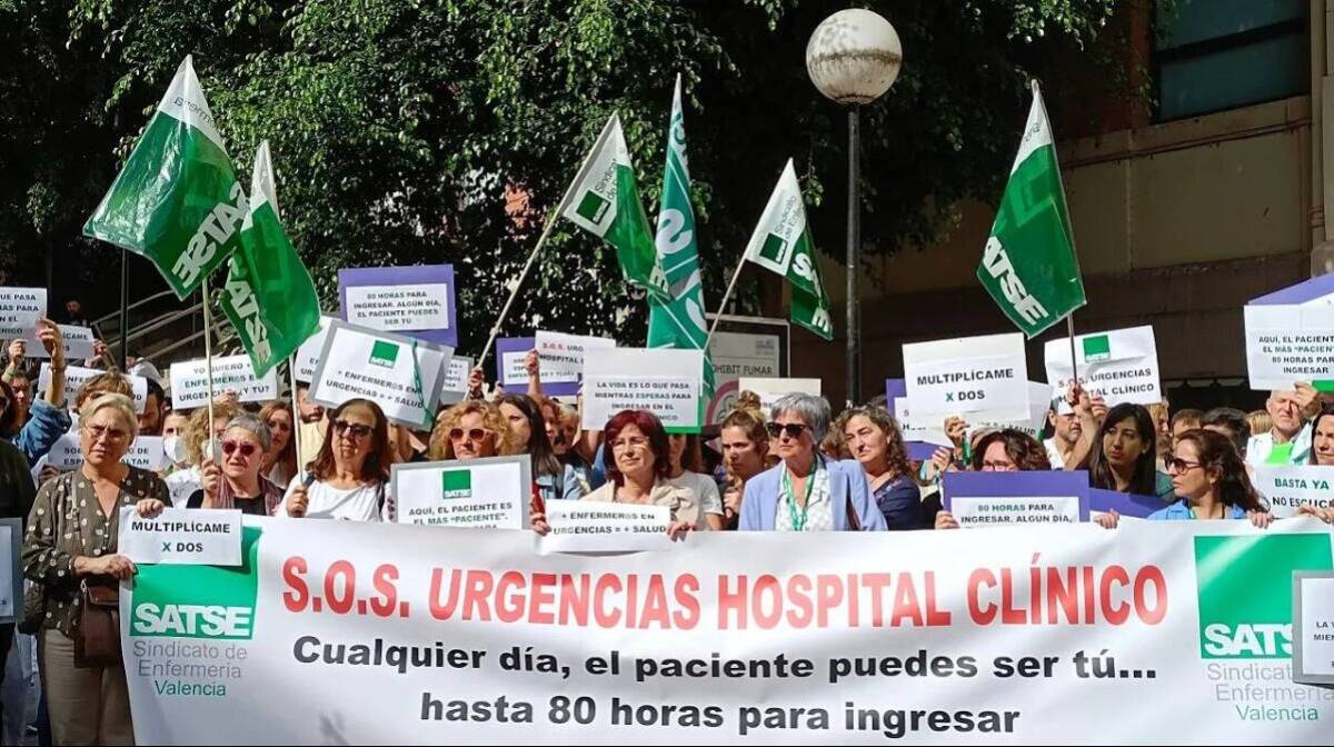 Concentración del Sindicato de Enfermería SATSE en el Hospital Clínico de Valencia / Sonia García - ESdiario.