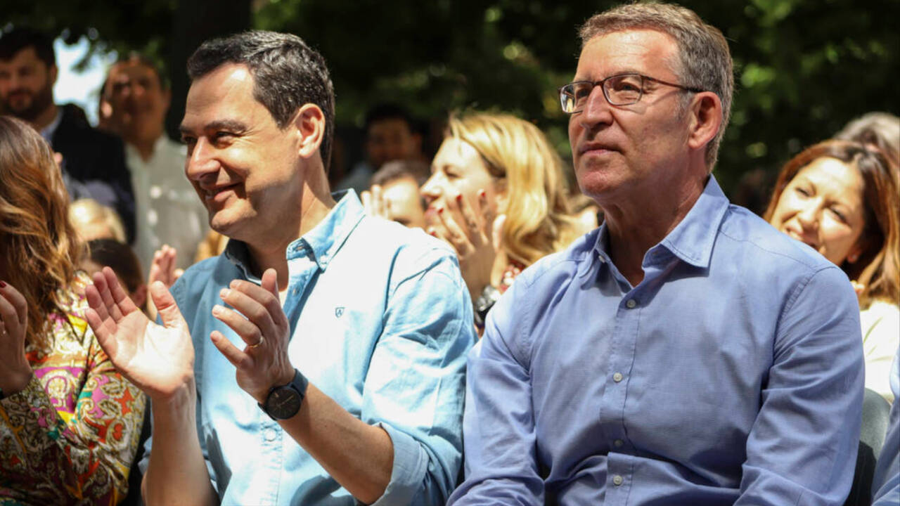 El líder nacional del PP, Alberto Núñez Feijóo, junto al andaluz, Juanma Moreno, en un acto reciente en Granada.
