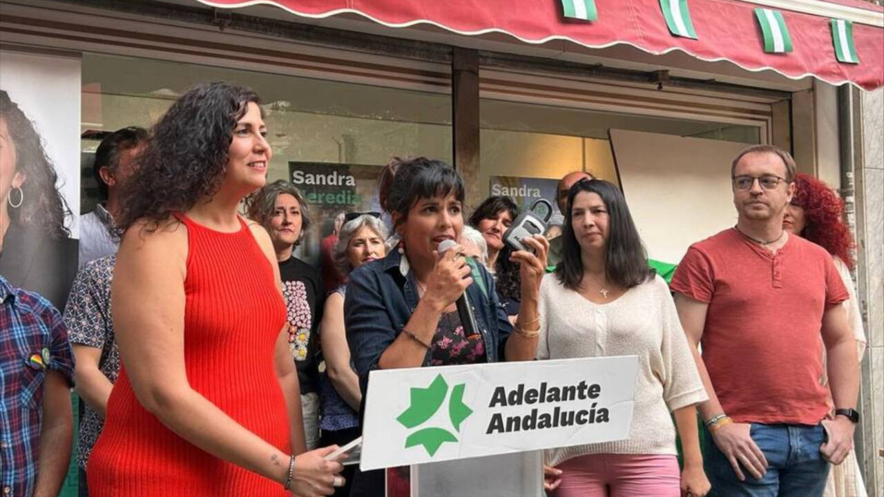 Teresa Rodríguez ha empezado la campaña en Sevilla junto a la candidata de Adelante Andalucía, Sandra Heredia.