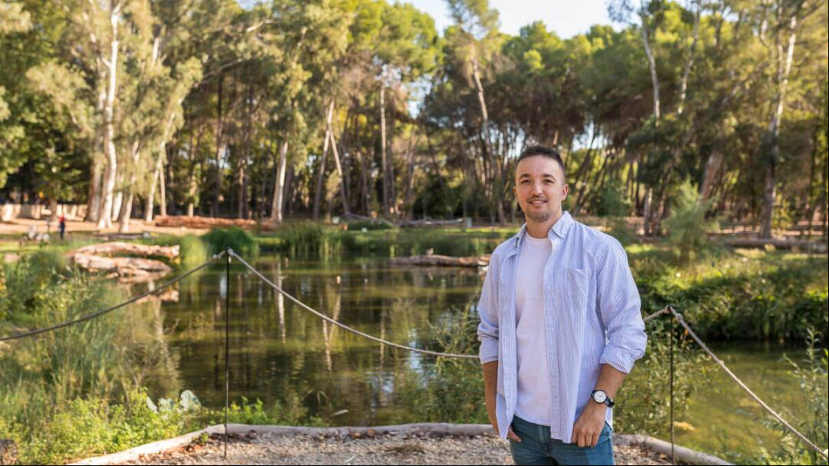 El candidato del PSOE en Llíria, Paco Gorrea, en el parque San Vicente.