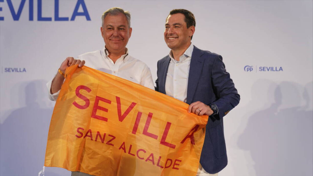 El líder del PP andaluz, Juanma Moreno, junto al candidato a la alcaldía de Sevilla, José Luis Sanz, en el arranque de la campaña electoral del 28M.