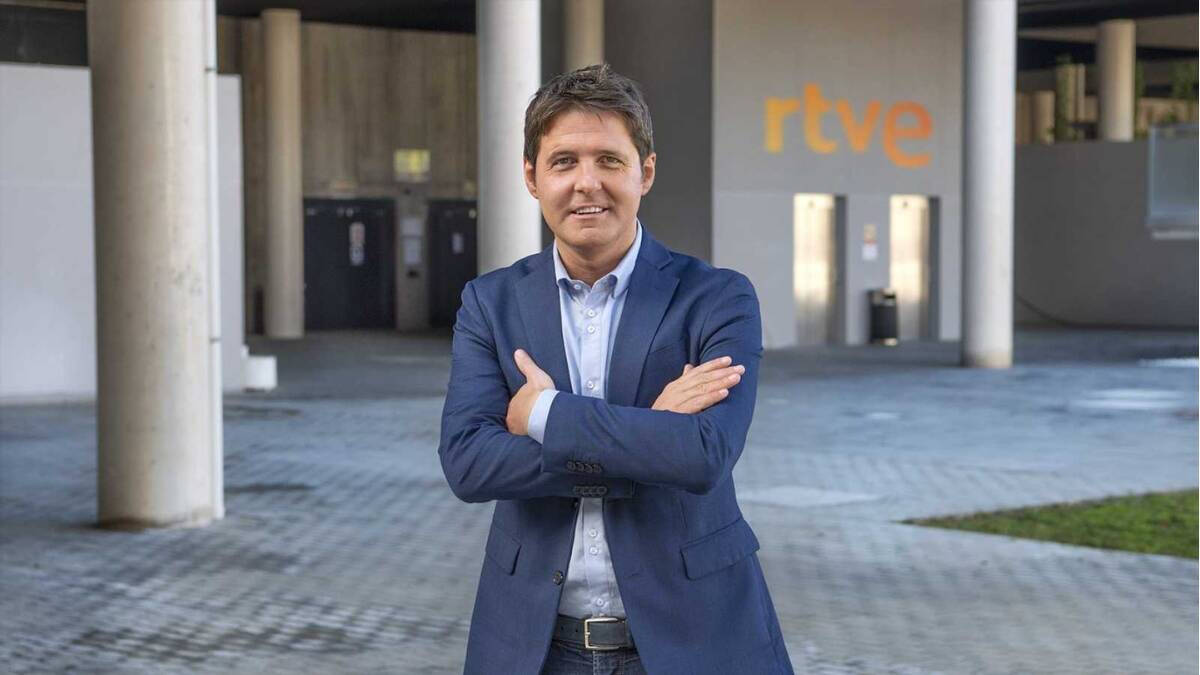 El periodista Jesús Cintora frente a un edificio de RTVE.