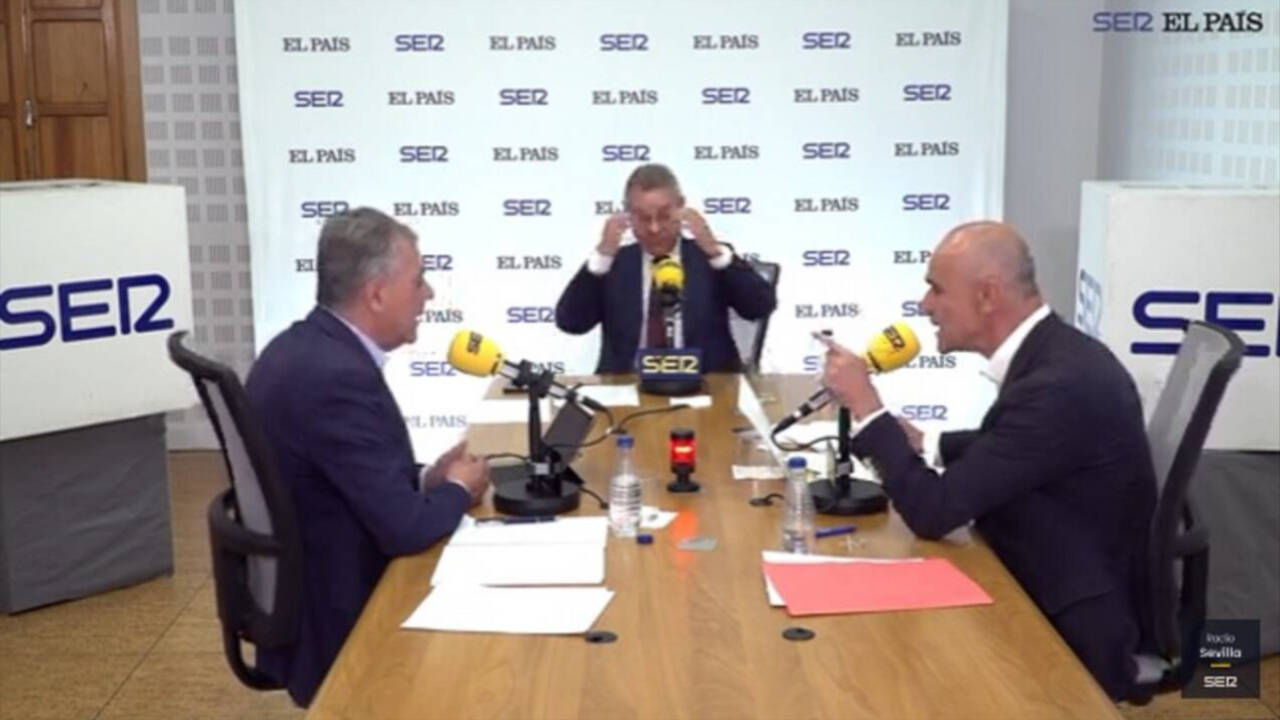 El candidato del PSOE y alcalde de Sevilla, Antonio Muñoz, y el candidato del PP, José Luis Sanz, en el cara a cara organizado por la SER.