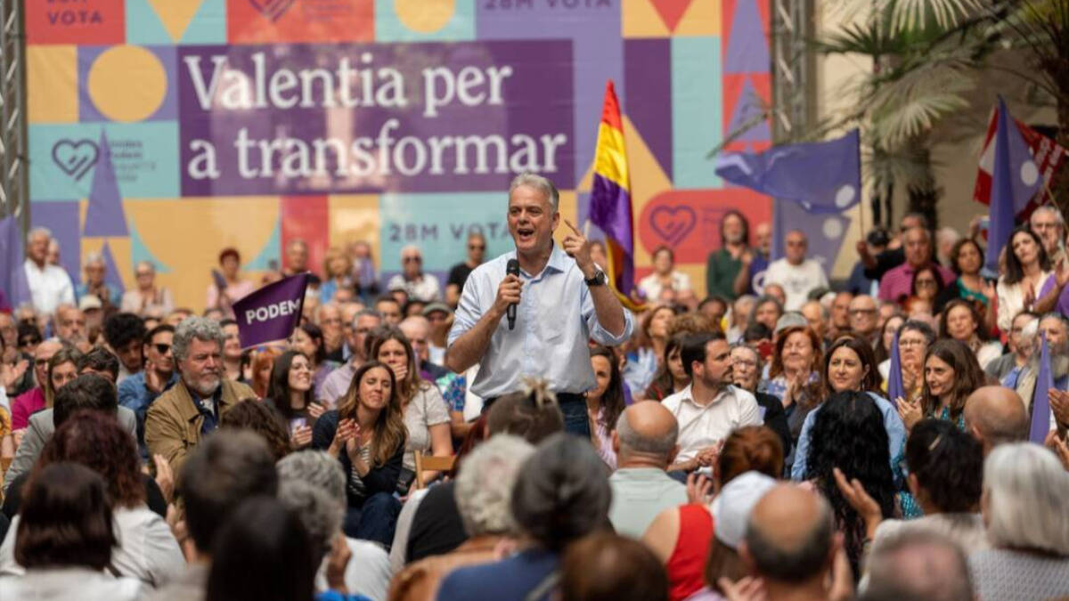 Héctor Illueca, candidato de Podemos-EU, con los dirigentes de Podemos