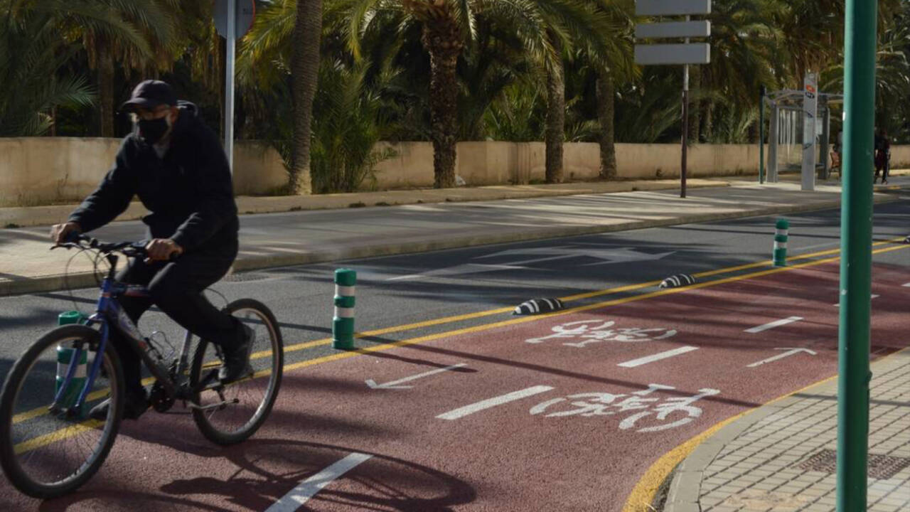 Ciudadano usando carril bici a inicios de 2021.  Fuente externa