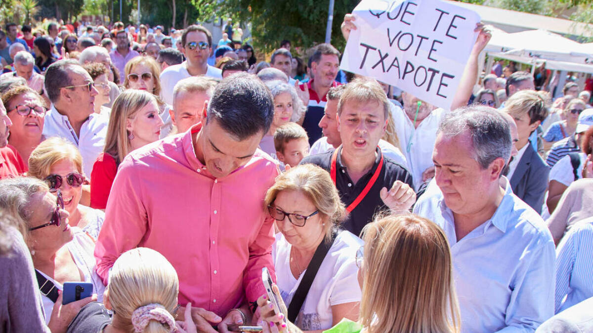 Pedro Sánchez durante la visita en Sevilla donde apareció por primera vez el "Que te vote Txapote".