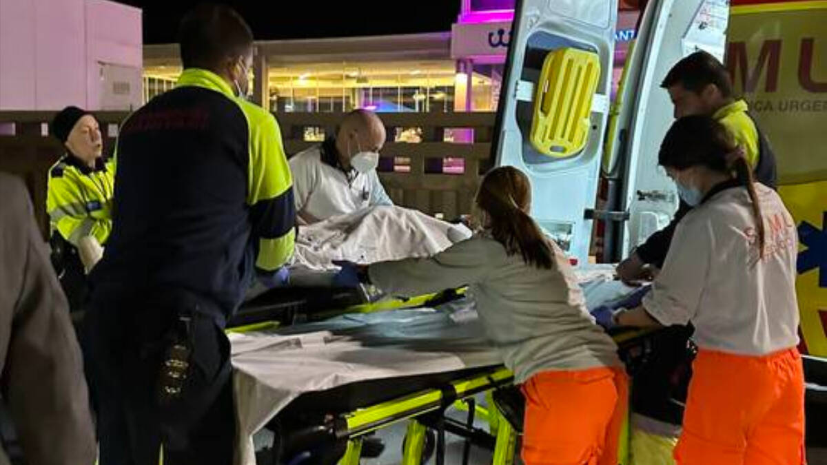 La ambulancia traslada a la víctima en una foto compartida por sus propios amigos
