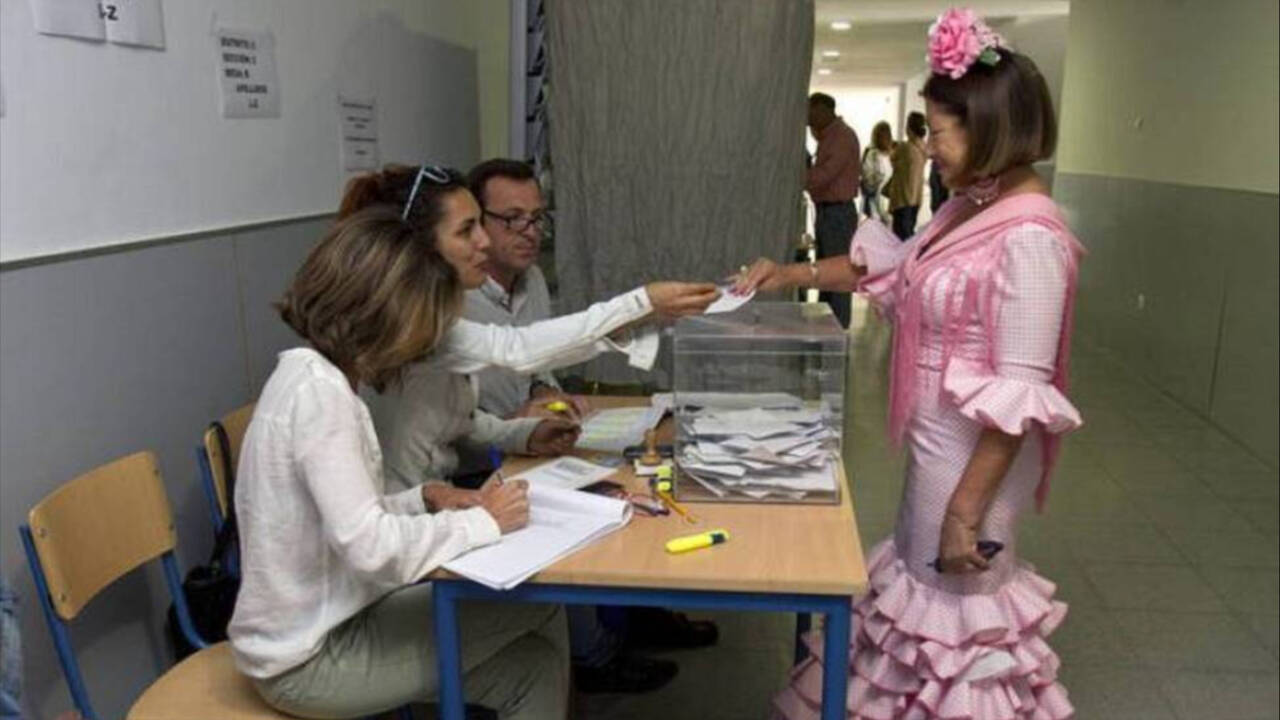 Una vecina del Puerto de Santa María vota vestida de flamenca.