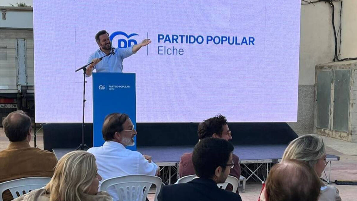 Pablo Ruz, candidat pel PP a l'alcaldia d'Elx durant una trobada amb veïns. Font externa / PP Elx