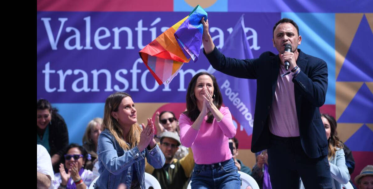 El candidato de Podemos a la Alcaldía de Madrid, Roberto Sotomayor, interviene durante el acto de campaña 'Valentía y Orgullo para transformar Madrid', en la Plaza Pedro Zerolo en Madrid 