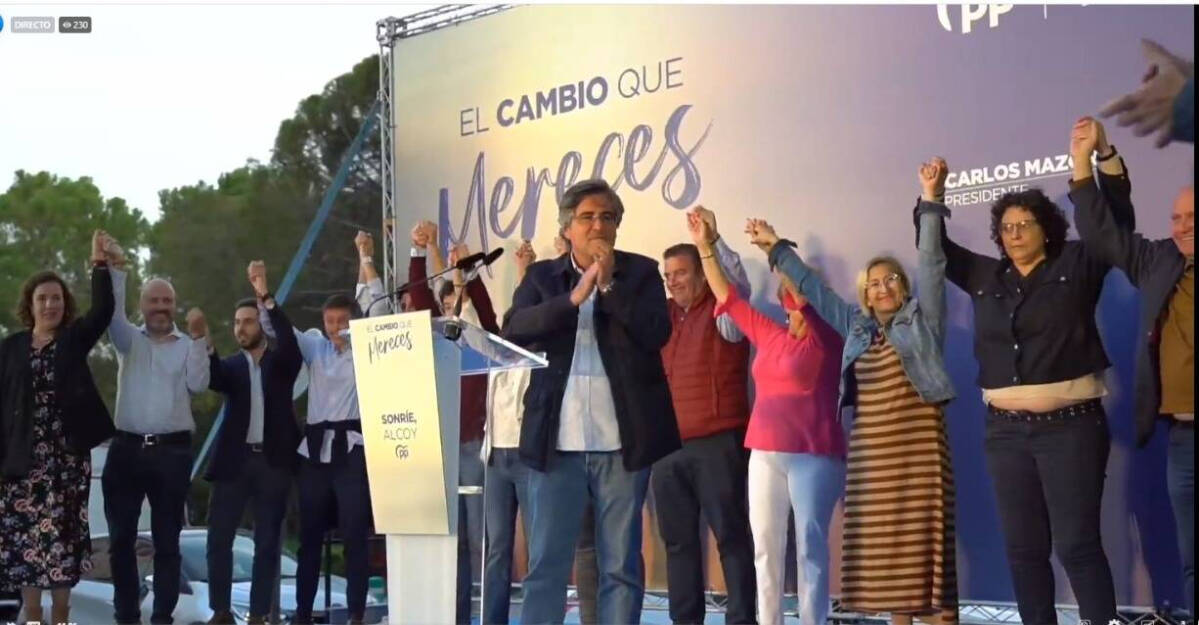 El candidato del PP en Alcoy, Carlos Pastor, y el resto de miembros de la lista a las elecciones municipales.