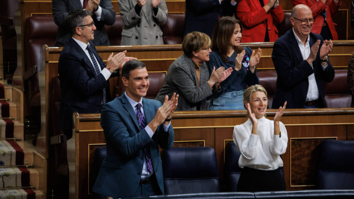 Pedro Sánchez, Yolanda Díaz y la bancada socialista aplauden y celebran la aprobación de los PGE de 2023 en el Congreso