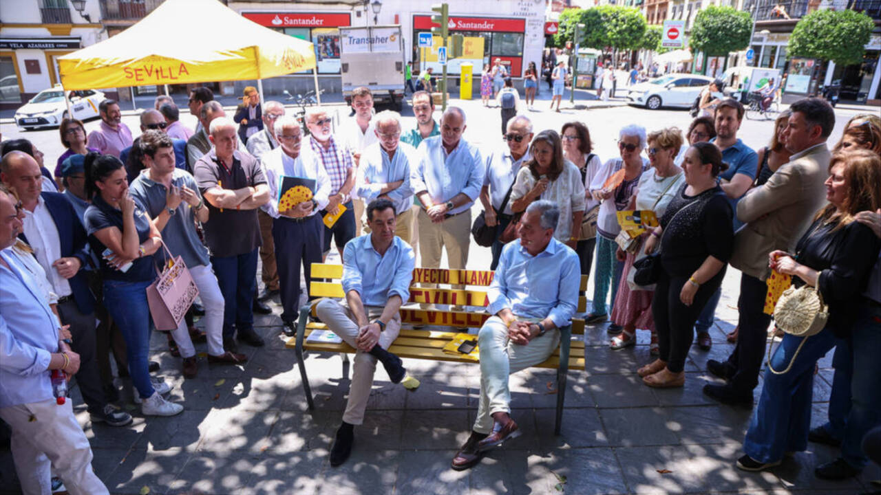 El presidente del PP-A, Juanma Moreno, con el candidato a la alcaldía de Sevilla, José Luis Sanz, en un reciente encuentro con los vecinos de Triana.