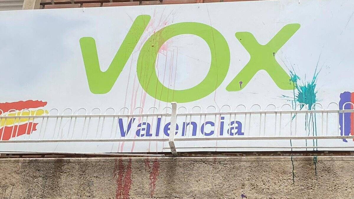 Independentistas estrellan huevos con pintura en la sede de Vox en Valencia
