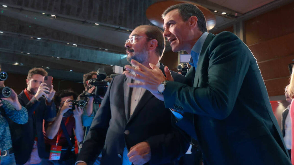 El presidente de Aragón, Javier Lambán, junto al presidente del Gobierno, Pedro Sánchez, en un mitin del PSOE en Zaragoza.