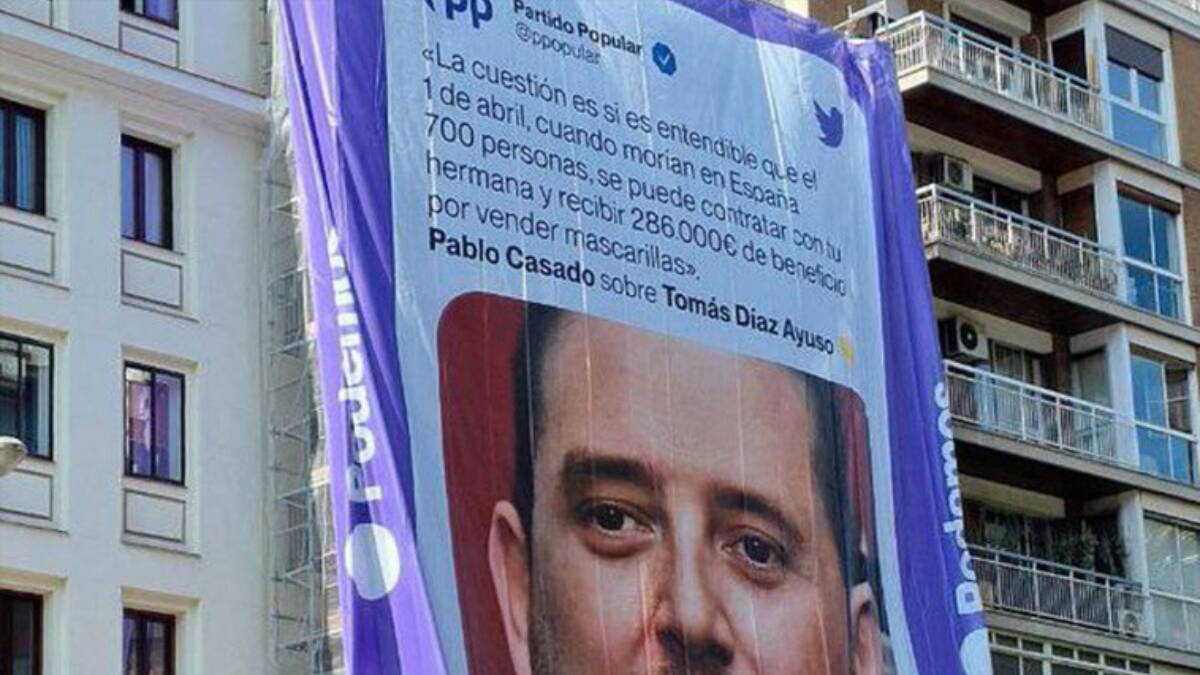 Imagen del cartel desplegado por Podemos en la calle Goya de Madrid contra el hermano de Isabel Díaz Ayuso.